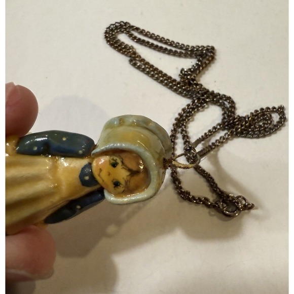 Vtg Prairie Girl Pendant In Blue Bonnet & Blue & White Dress On A Necklace Chain - Picture 7 of 14